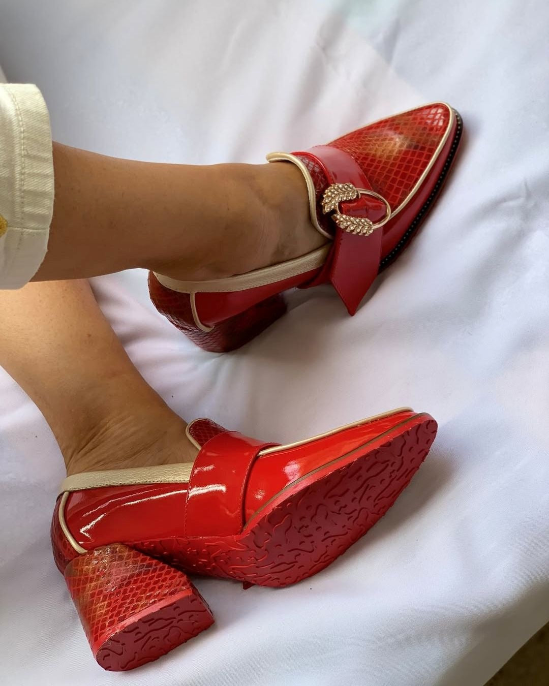 Mocassini con tacco a blocco e stampa serpente rossa [Pre-ordine]