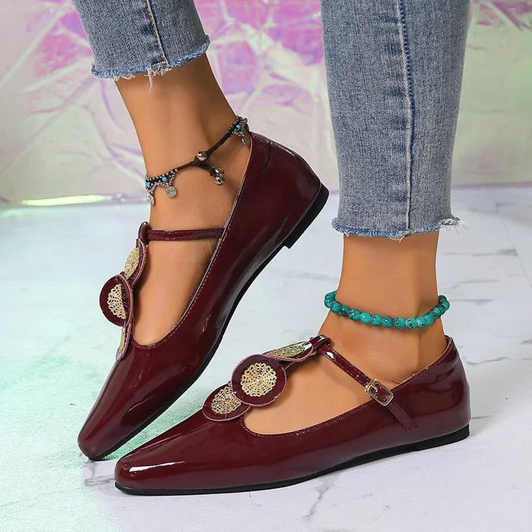 Zapatos planos con punta en punta, hebilla y tiras en T con decoración circular múltiple