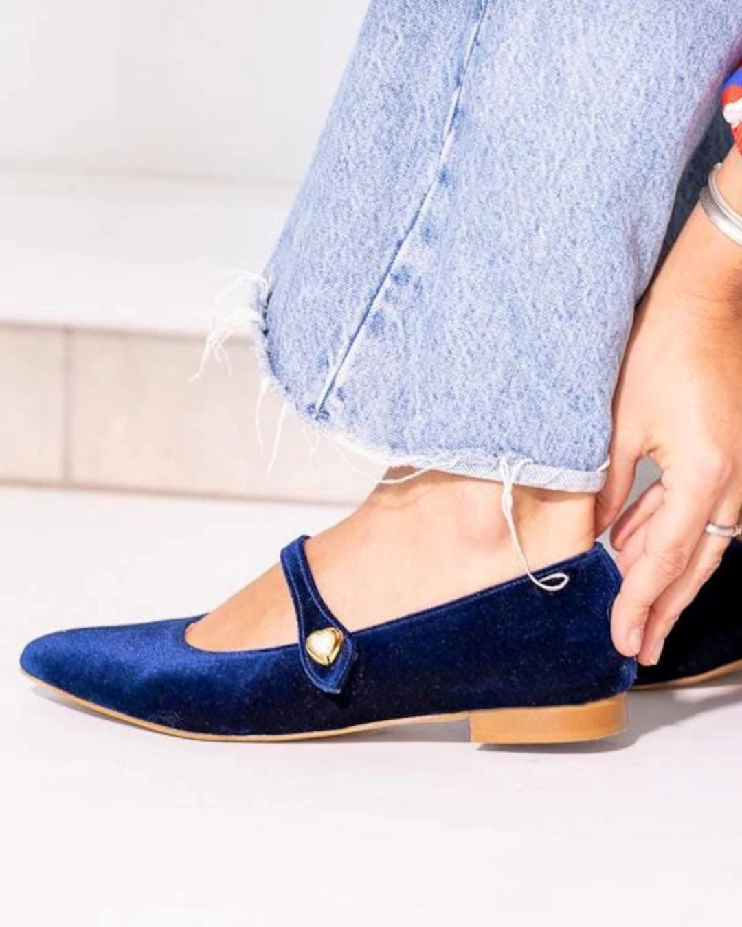 Elegante blaue Samt-Mary-Jane-Ballerinas mit spitz zulaufender Spitze und Herzdetail [Vorbestellung]