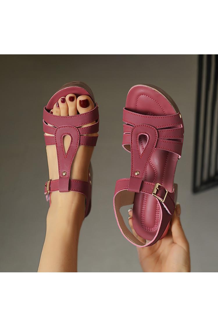 Sandali con tacco a punta tonda, decorati con borchie metalliche traforate, tinta unita