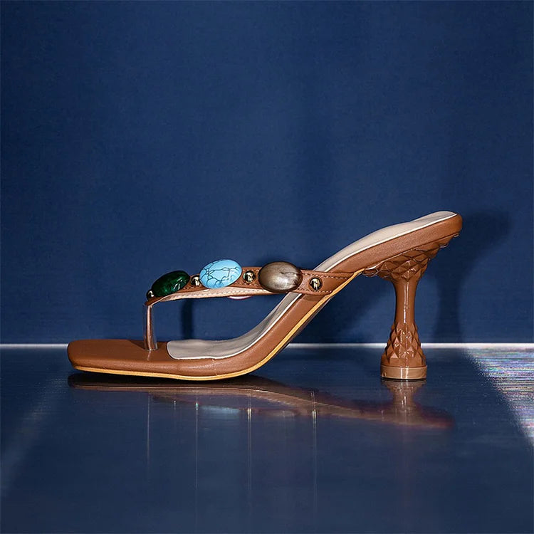 Wielokolorowe klapki na obcasie z kwadratowym noskiem i ozdobą z kamieni szlachetnych