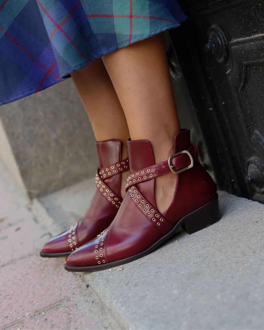 Stivaletti alla caviglia bordeaux con borchie, cinturino incrociato, punta a punta e cut-out