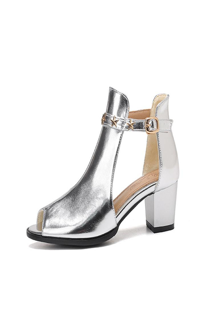 Tacones gruesos con punta abierta y brillo metálico con hebilla y tiras en el tobillo con decoración de estrellas