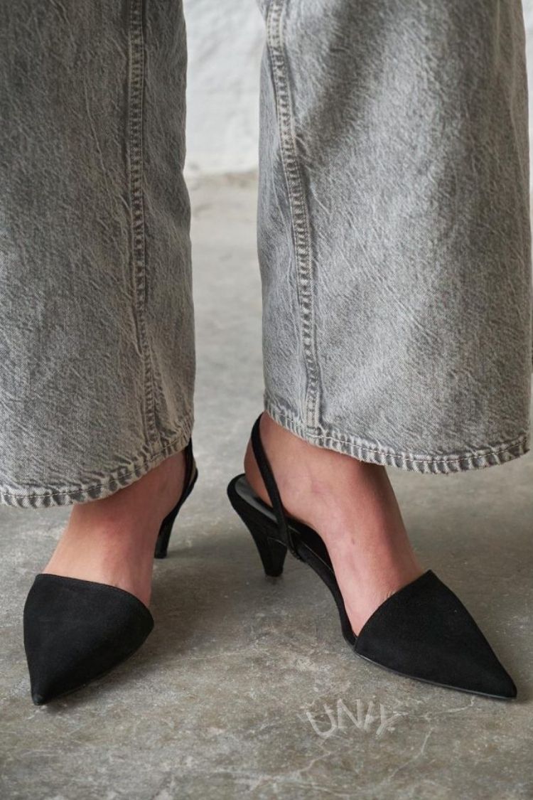 Zwarte suède d'Orsay slingback kitten heels met puntige neus [Pre Order]