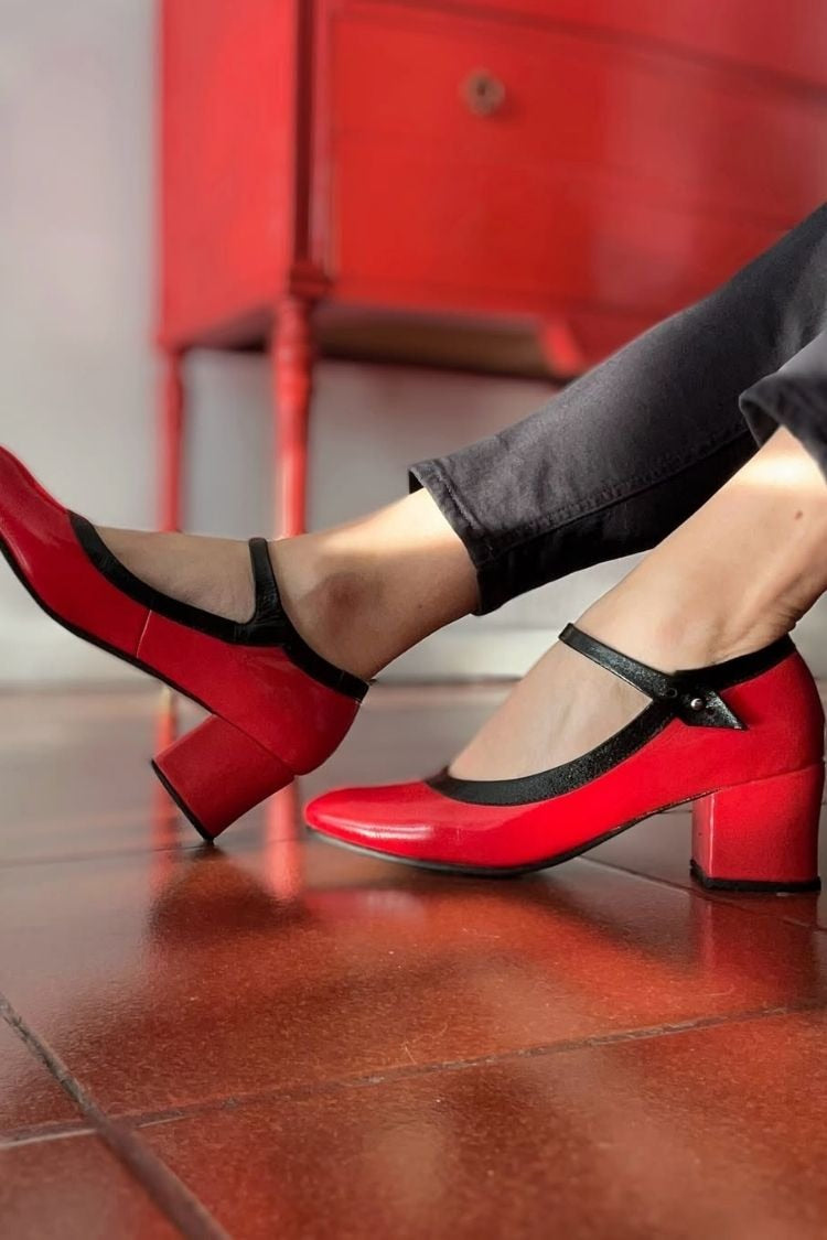 Zapatos Mary Jane de charol con tacón de bloque, color rojo y negro [Reserva]