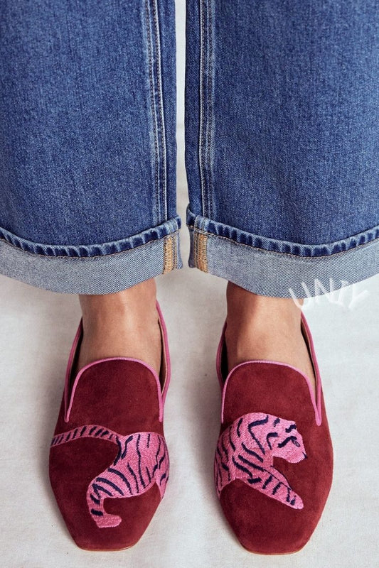 Ballerine a punta in pelle scamosciata rosa con tigre ricamata [Pre-ordine]