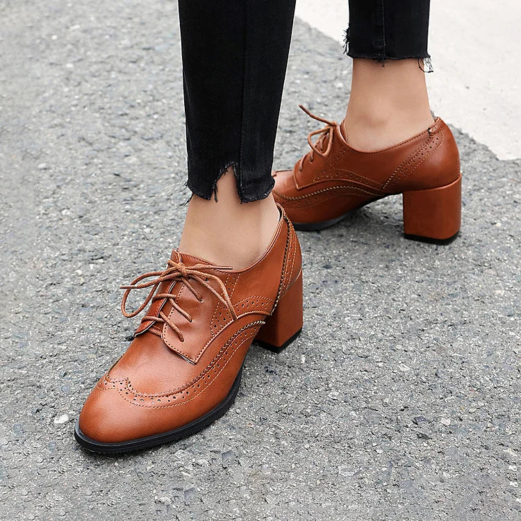 Oxford Brogues com atacadores, biqueira redonda, salto grosso, bloco de cores em patchwork