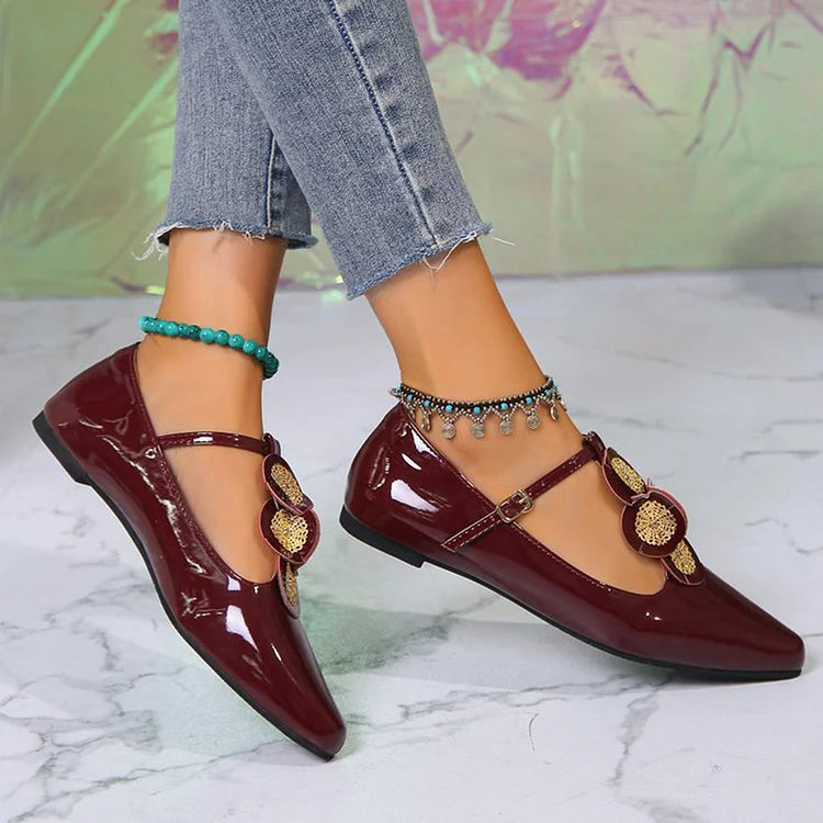 Zapatos planos con punta en punta, hebilla y tiras en T con decoración circular múltiple