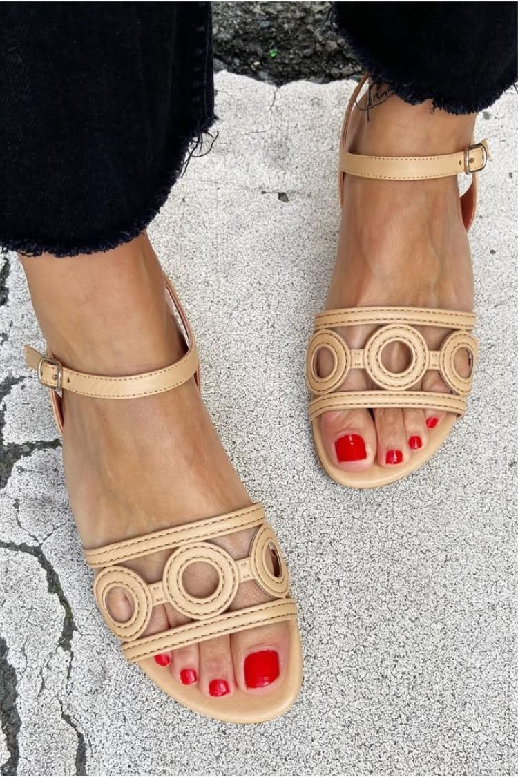 Veelzijdige platte zomersandalen met ronde neus, uitsnijding en enkelbandje [Pre-order]