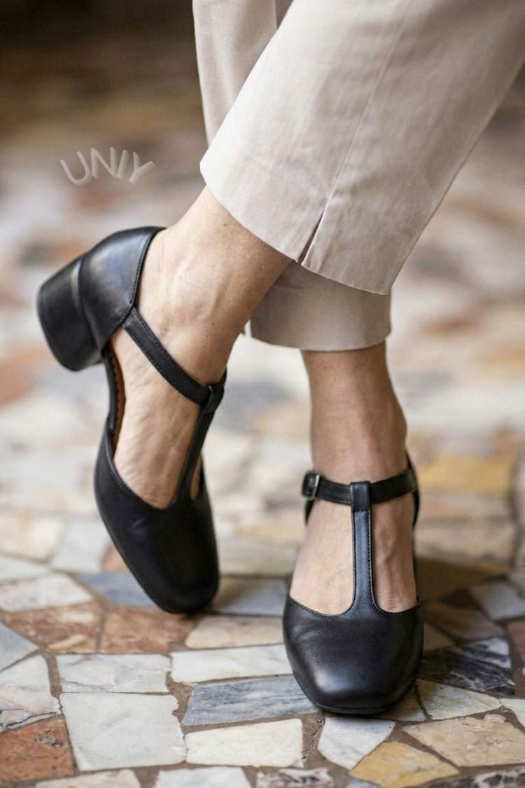 Scarpin Chic de Couro Preto com Tira T-Bar no Tornozelo e Salto Bloco [Pré-venda]