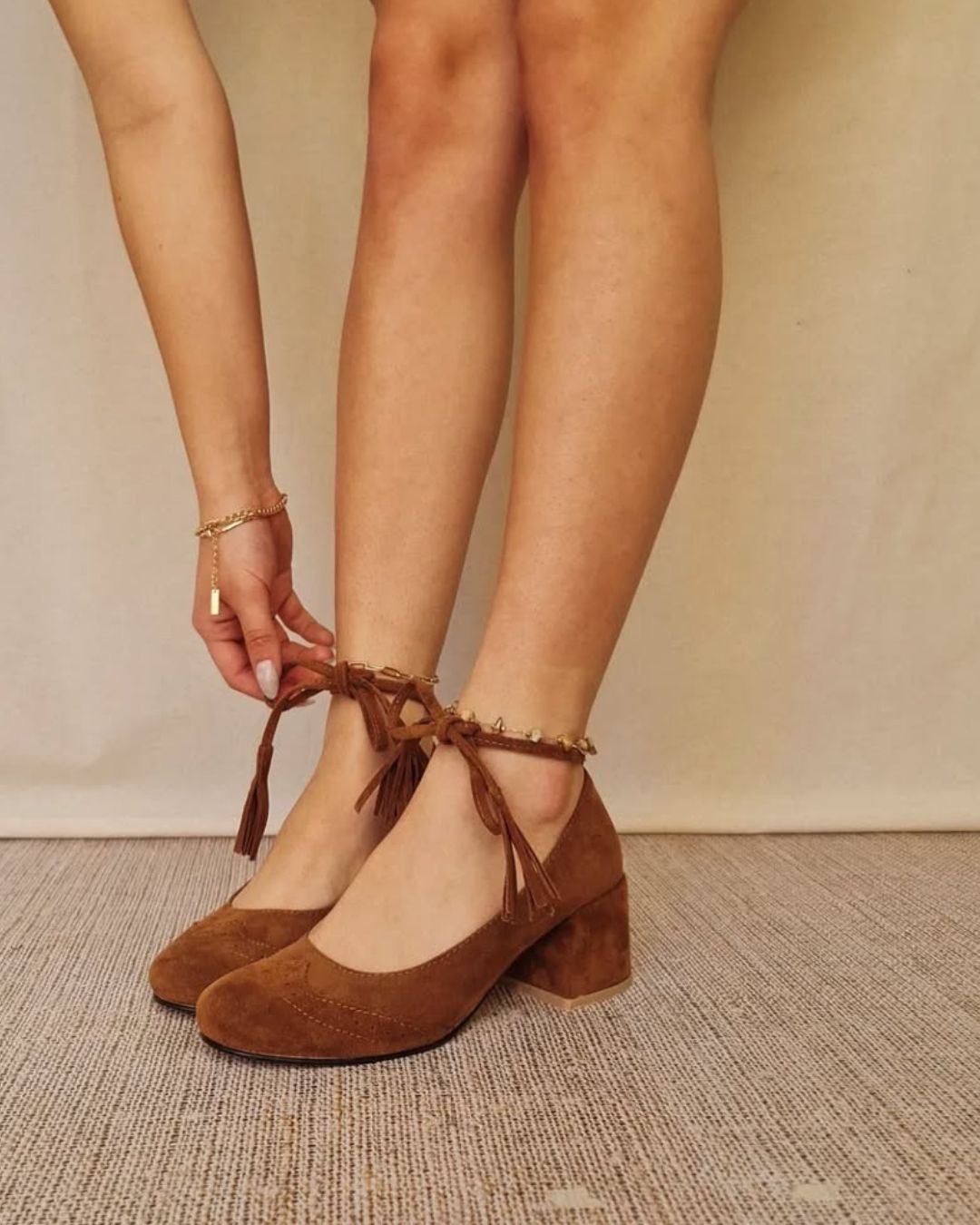 Décolleté con tacco spesso, punta affilata, lacci e frange [Pre-ordine] 