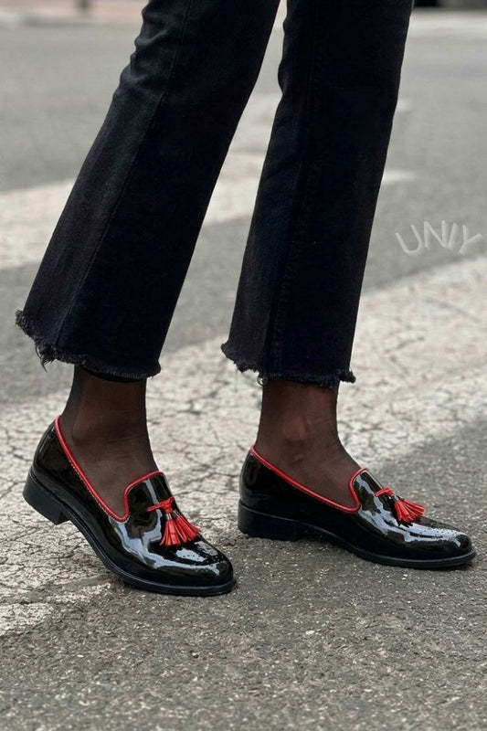 Elegantes mocasines negros de charol con ribete rojo y borlas [Preventa]