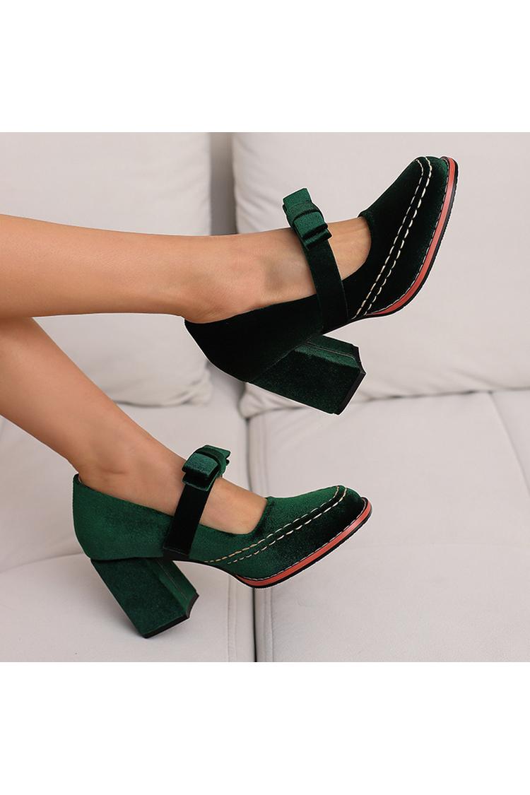 Punta tonda, tacco grosso, cinturino sul collo del piede, dettagli cuciti, fiocco decorativo 