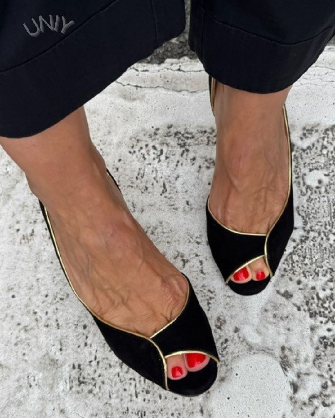 Eleganti scarpe con tacco a gattino in finta pelle scamosciata nera con punta aperta e profili dorati [Pre-ordine] 