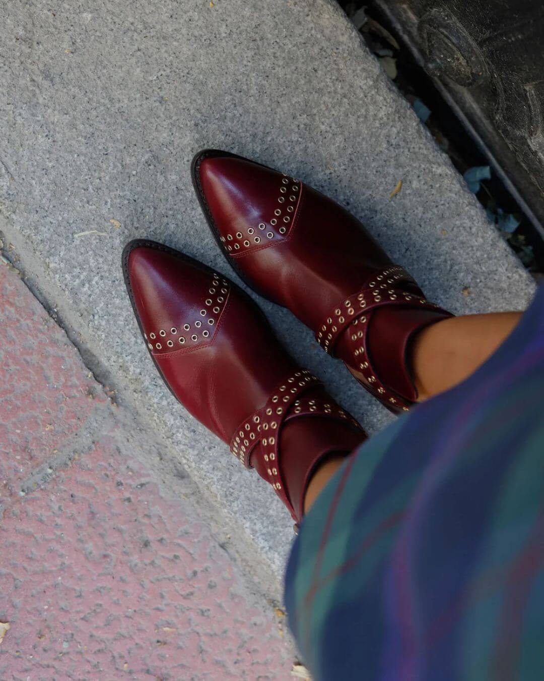 Stivaletti alla caviglia bordeaux con borchie, cinturino incrociato, punta a punta e cut-out