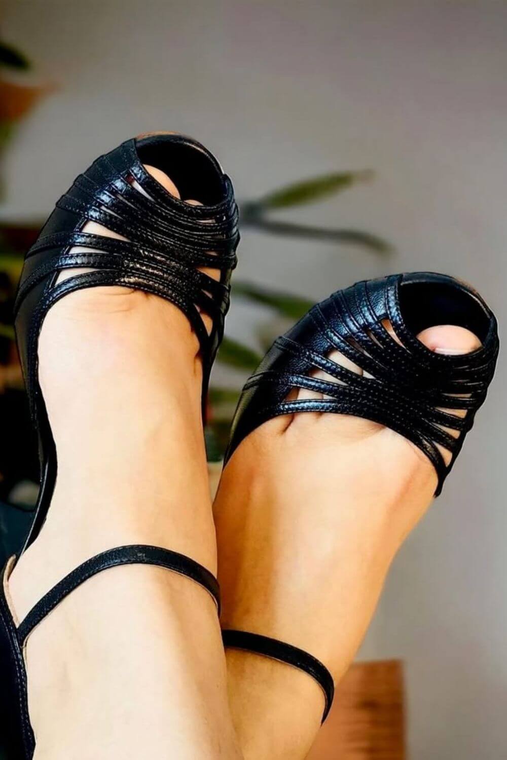 Scarpe con tacco a blocco, punta aperta, cinturino multiplo nero lucido [Pre-ordine]