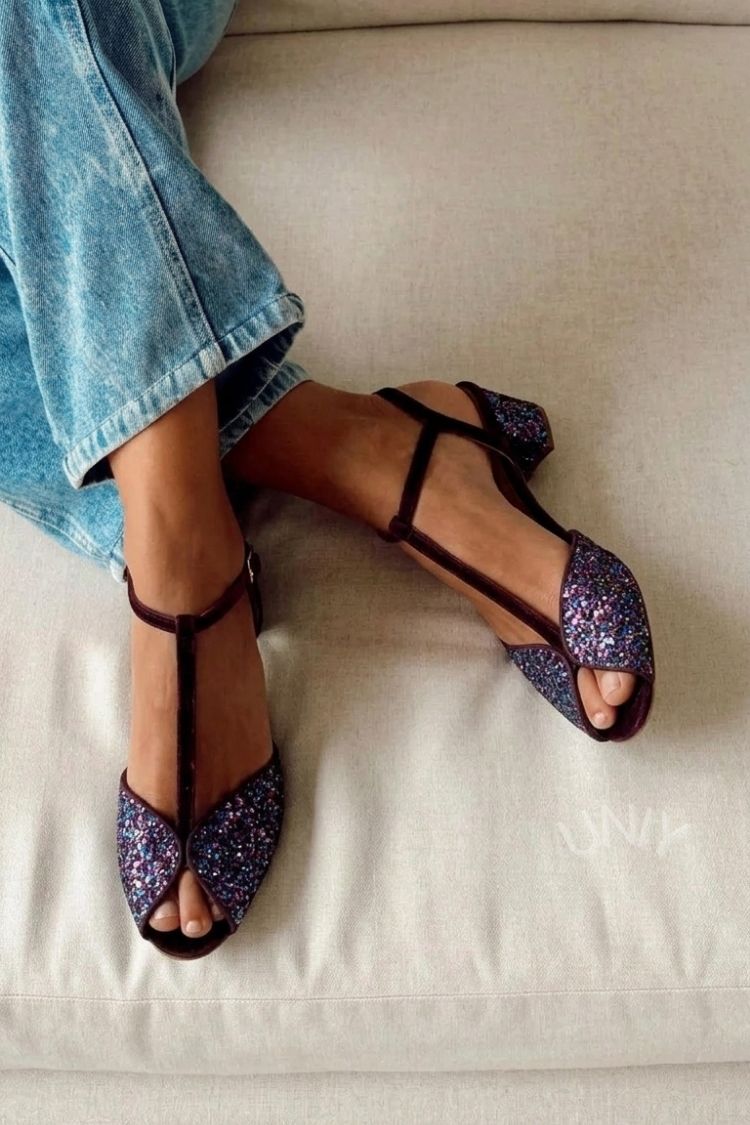 Sandali con Tacco Grosso e Cinturino a T in Velluto Viola Scuro e Glitter Multipli [Preordine]