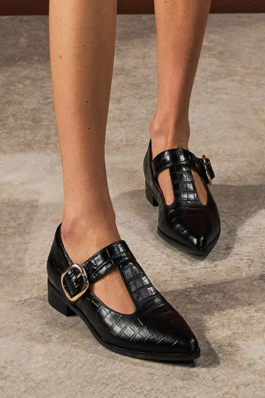 Loafers mit spitz zulaufendem Blockabsatz, goldener Schnalle und Prägung in Krokodiloptik [Vorbestellung]