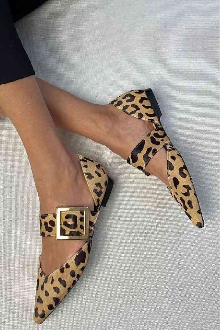 Ballerine a punta con cinturino e fibbia stampata leopardata [Pre-ordine]
