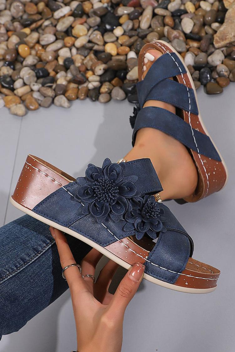 Pantuflas informales de cuña con punta redonda y tiras cruzadas con decoración de flores en 3D