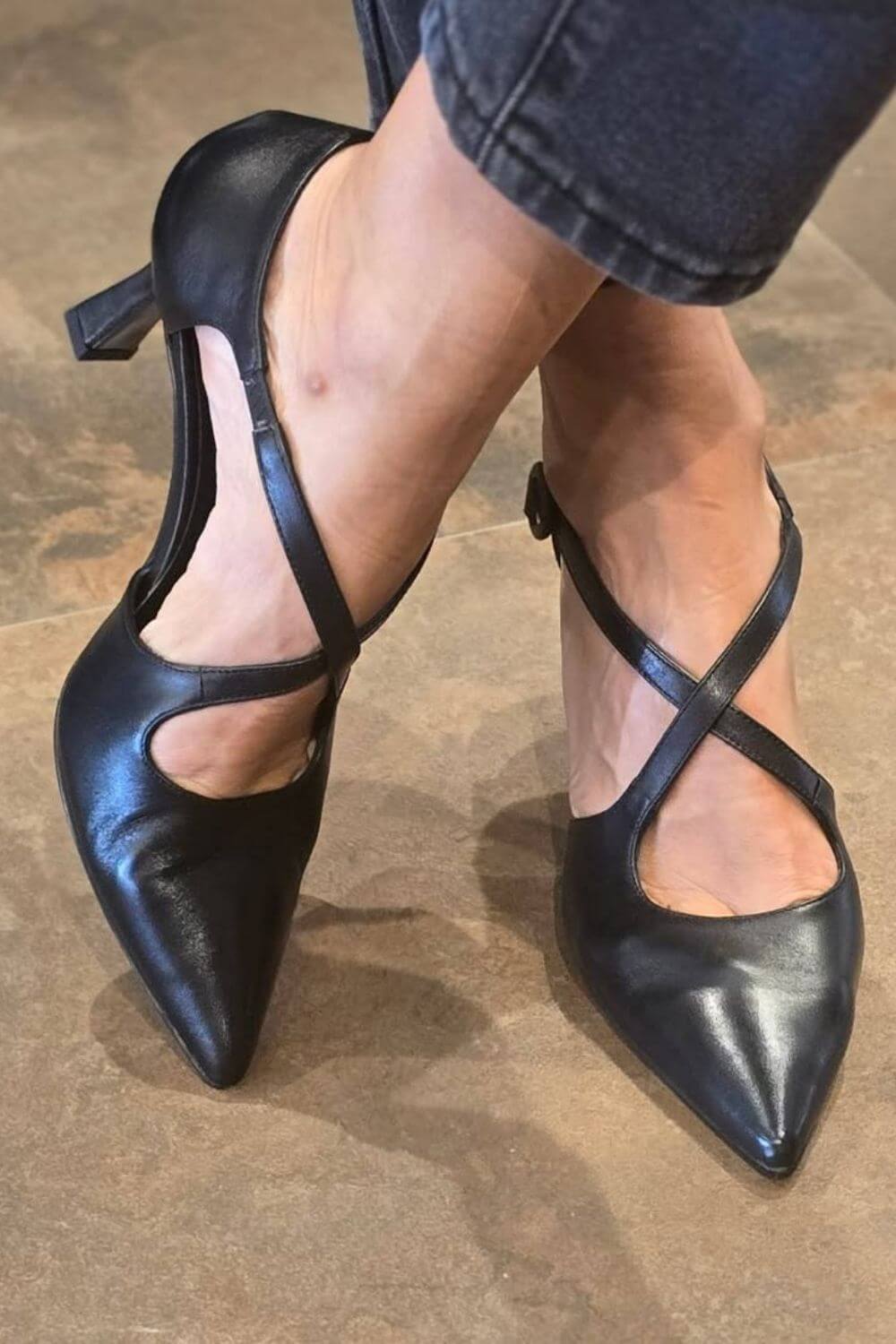 Schwarze Leder Spitz zulaufende Pumps mit Kreuzriemen und Stilettoabsatz