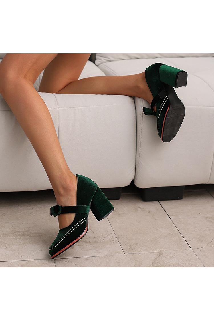 Punta tonda, tacco grosso, cinturino sul collo del piede, dettagli cuciti, fiocco decorativo 