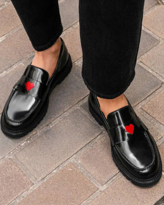 Schwarze Loafers mit Lackfinish, rotem Herz-Patchwork und Plateausohle [Vorbestellung]