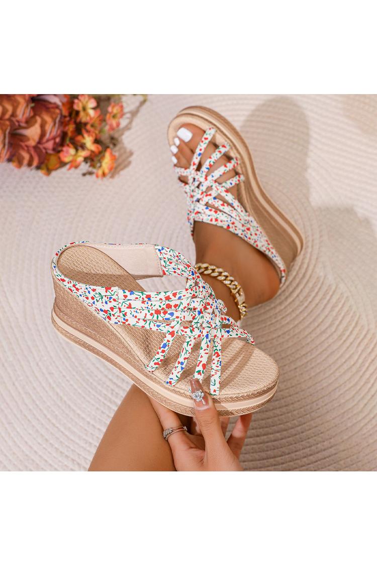 Sandalias de cuña con punta redonda, tiras tejidas y estampado floral