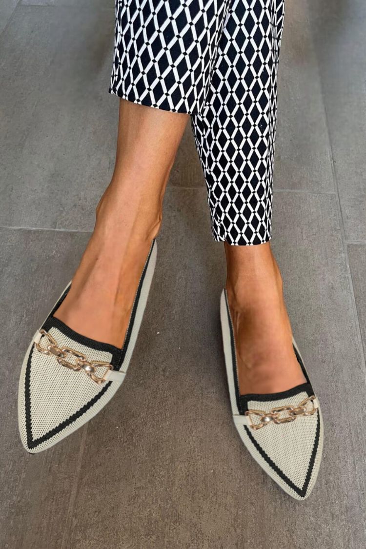 Colorblock spitze Zehen Mode Ballerinas mit Metallketten-Detail [Vorbestellung]