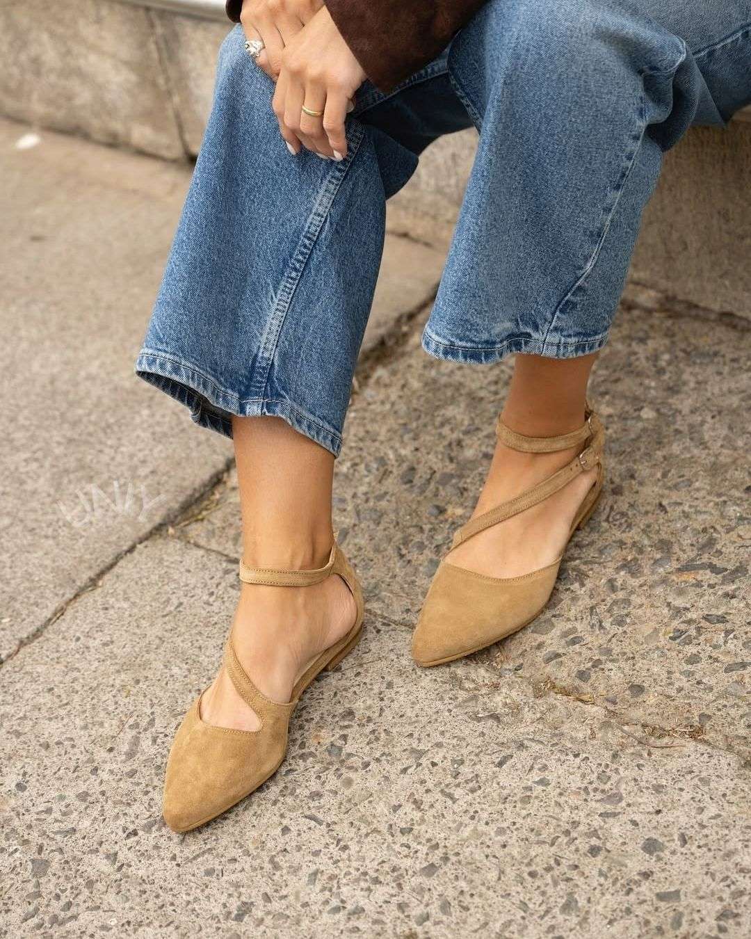 Ballerines élégantes en daim beige à bout pointu avec bride de cheville à boucle [Précommande]