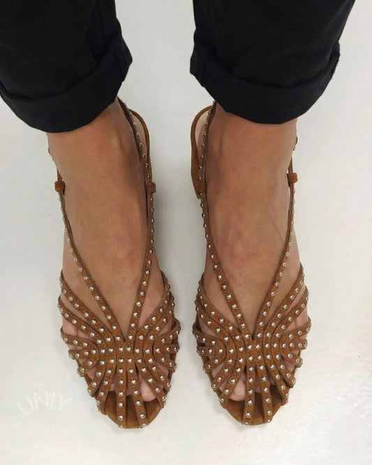 Sandali con cinturino alla caviglia, borchiati e punta chiusa marroni