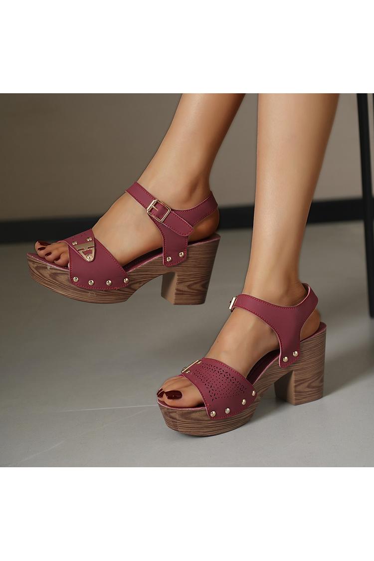 Sandali con tacco casual, con punta tonda e traforata, decorati con borchie in metallo