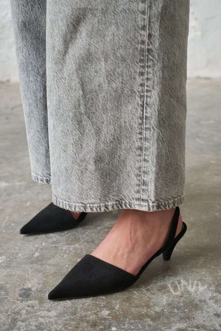 Zwarte suède d'Orsay slingback kitten heels met puntige neus [Pre Order]