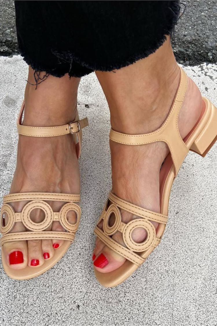 Veelzijdige platte zomersandalen met ronde neus, uitsnijding en enkelbandje [Pre-order]