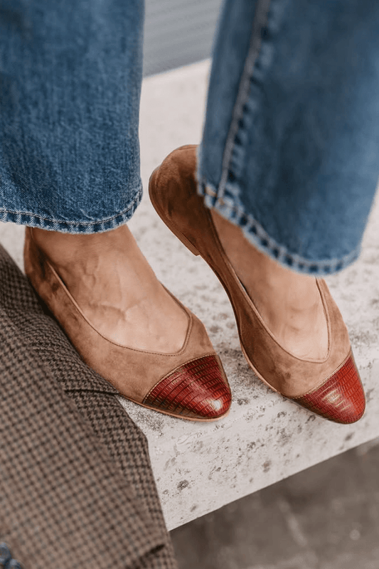 Dwukolorowe zamszowe teksturowane skórzane baleriny z ostrym noskiem [Przedsprzedaż]