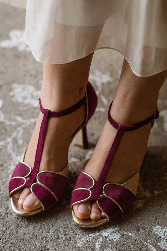 Sandalias de tacón con tiras en T y ribete dorado de ante color vino [Reserva]