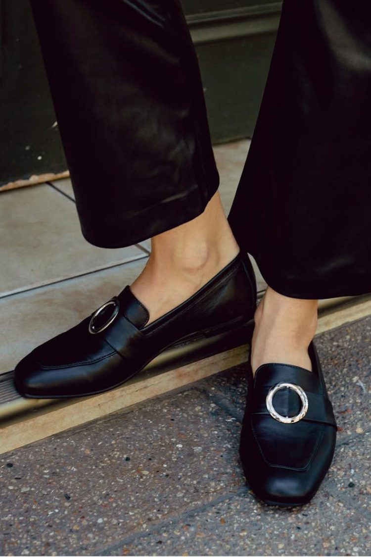 Schwarze Loafers mit quadratischer Zehenpartie und Ringdetail [Vorbestellung]