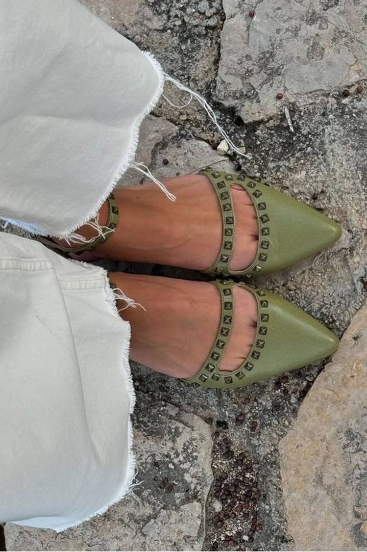 Ballerine con punta affilata e borchie verdi [Pre-ordine]