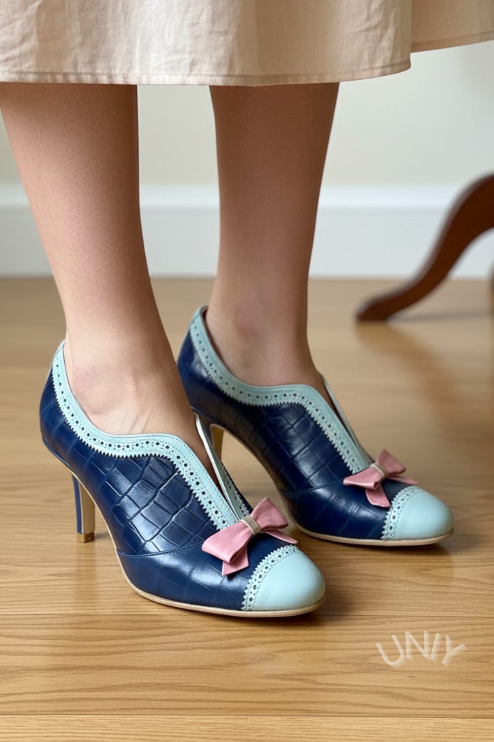 Elegante zweifarbige spitze Absätze [Vorbestellung]