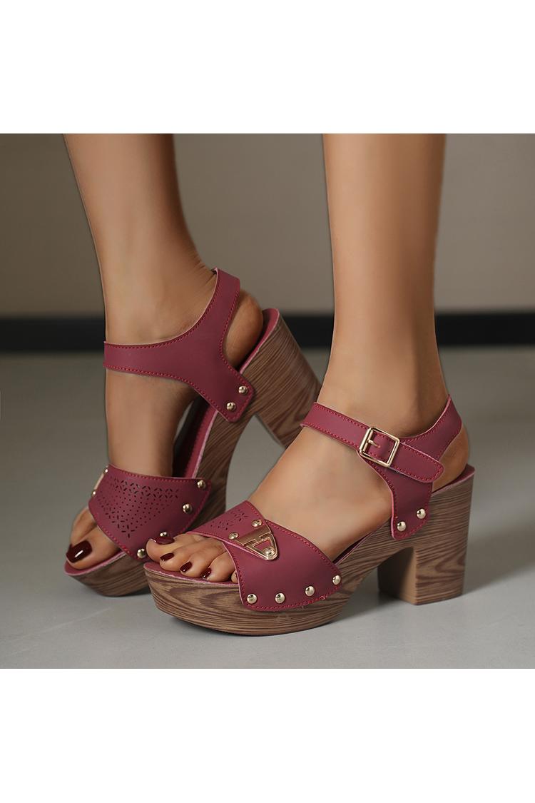 Sandali con tacco casual, con punta tonda e traforata, decorati con borchie in metallo