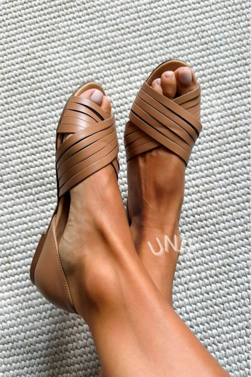 Sandali piatti in similpelle con punta aperta e cinturini incrociati [Pre-ordine]