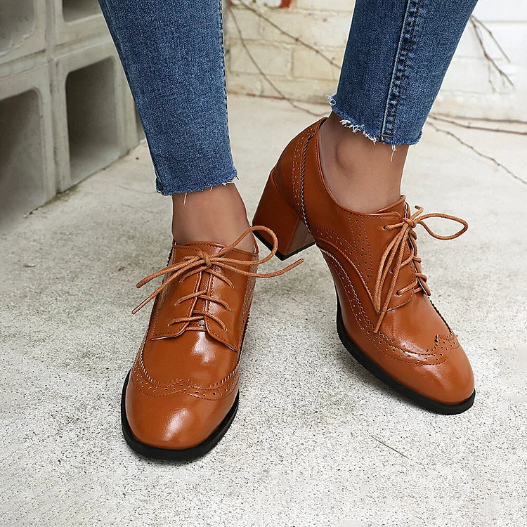 Oxford Brogues com atacadores, biqueira redonda, salto grosso, bloco de cores em patchwork