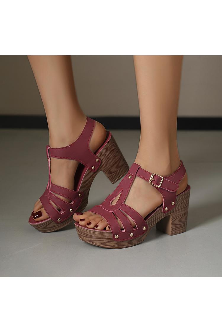 Sandali con tacco a punta tonda, decorati con borchie metalliche traforate, tinta unita