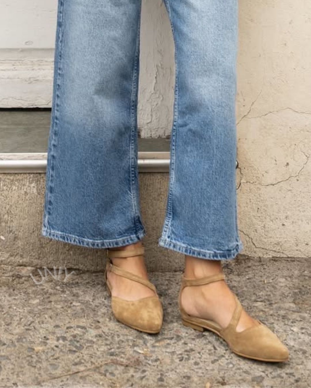 Ballerines élégantes en daim beige à bout pointu avec bride de cheville à boucle [Précommande]