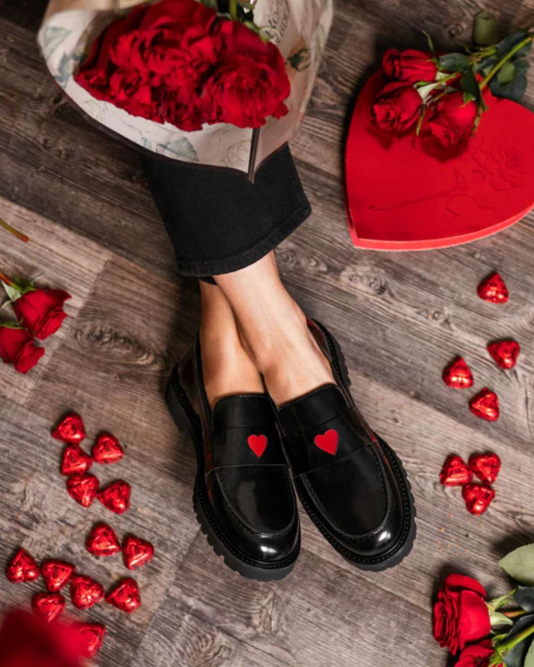 Schwarze Loafers mit Lackfinish, rotem Herz-Patchwork und Plateausohle [Vorbestellung]