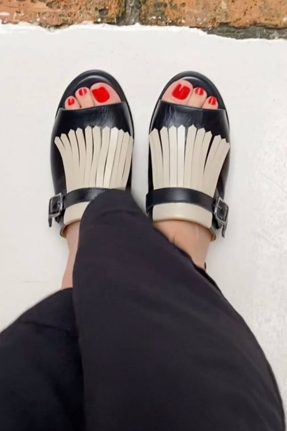 Offene Slip-On-Sandalen mit Fransen in Kontrastfarbe und runder Zehenpartie