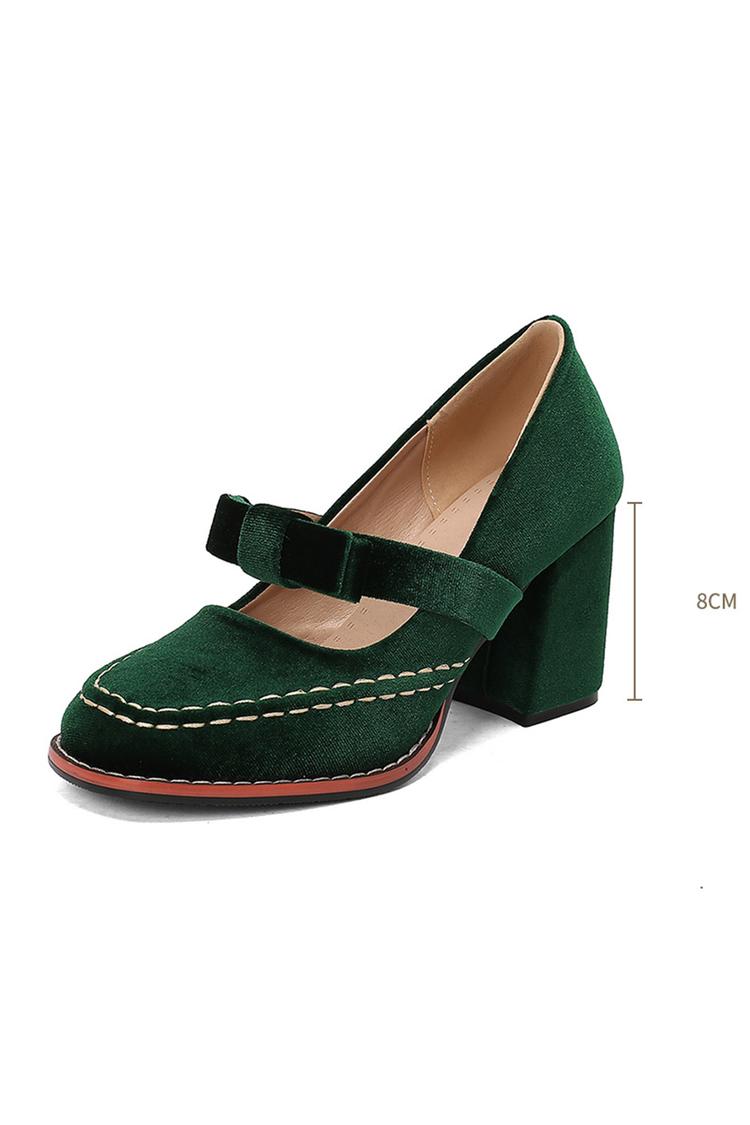 Punta tonda, tacco grosso, cinturino sul collo del piede, dettagli cuciti, fiocco decorativo 