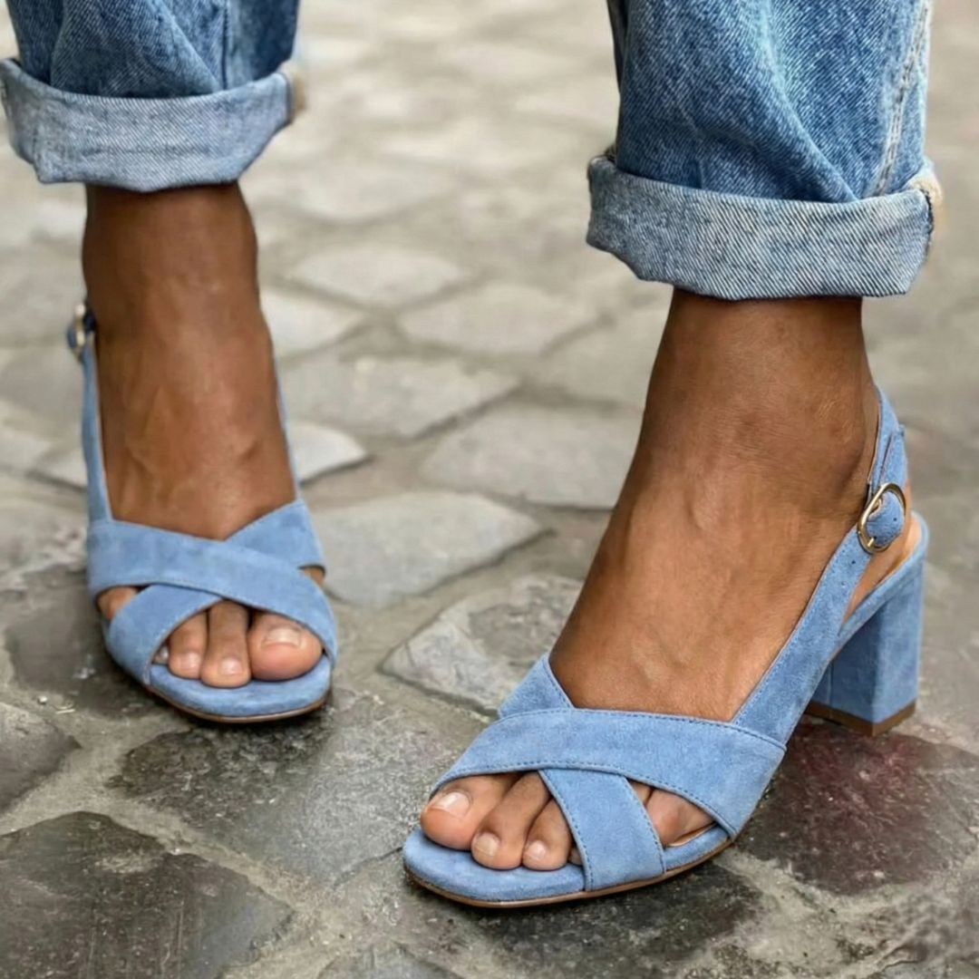 Elegantes tacones de bloque con hebilla cruzada de ante azul cielo [Reserva]