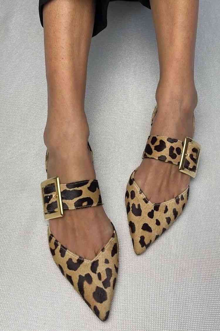 Ballerine a punta con cinturino e fibbia stampata leopardata [Pre-ordine]