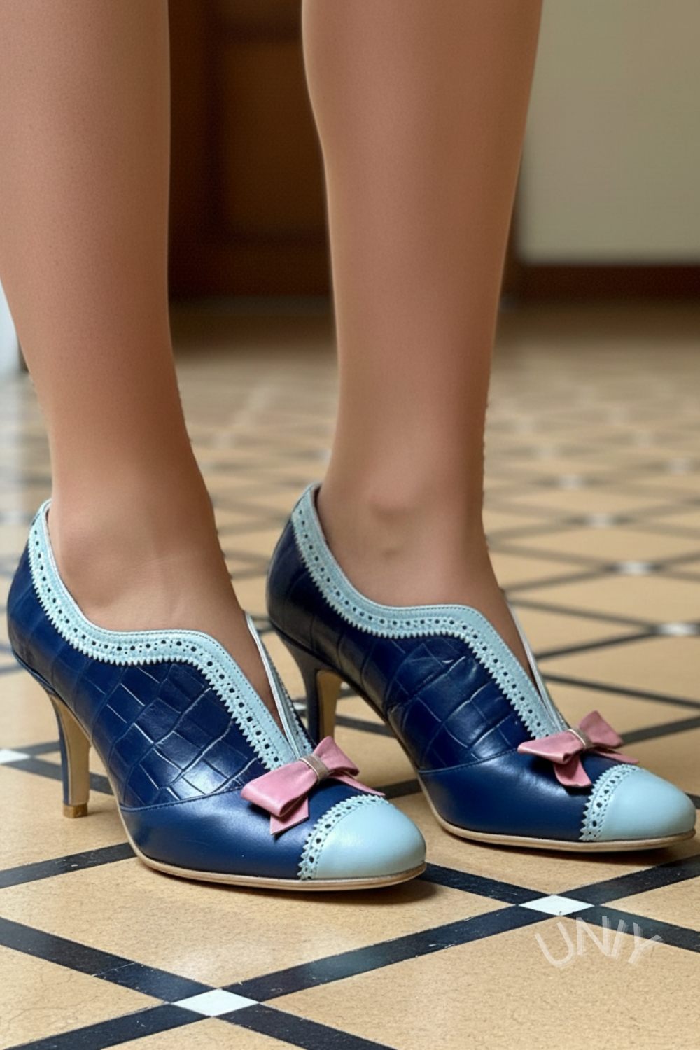 Elegante zweifarbige spitze Absätze [Vorbestellung]